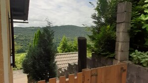 Una valla de madera con vistas a un paisaje montañoso.