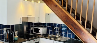 Ger y Nant: A Tranquil Hot Tub Retreat