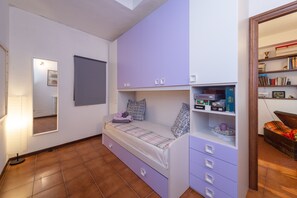 4 habitaciones, tabla de planchar con plancha y cuna de viaje