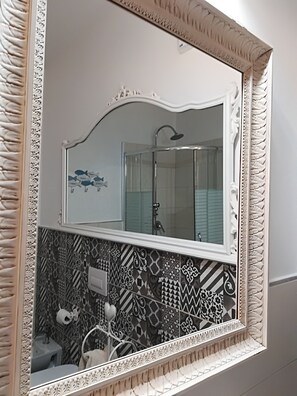 Dusche, Haartrockner, Bidet, Handtücher