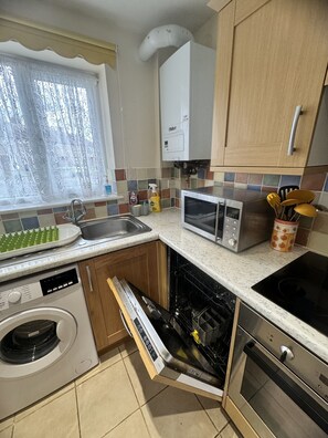 Fridge, microwave, oven, stovetop - 3 bed home Slough,private drive,near Heathrow,motorway,Legoland (Slough)
