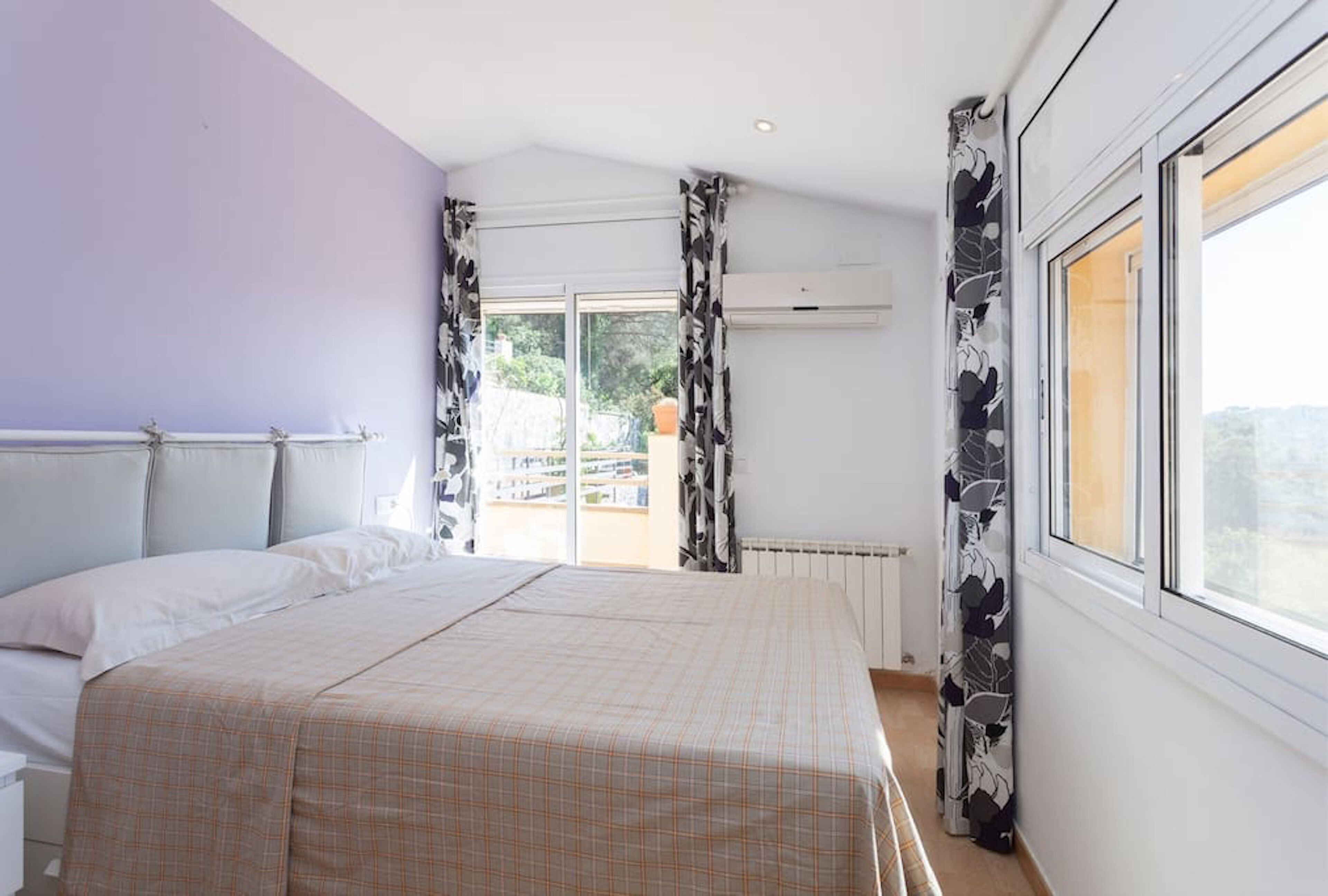 5 bedrooms, desk, iron/ironing board, free WiFi