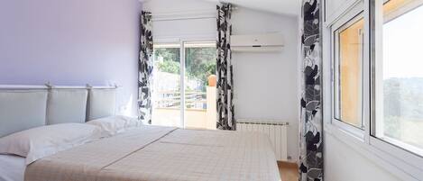 5 bedrooms, desk, iron/ironing board, free WiFi