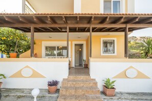 Exterior detail - Cozy and spacious elevated house with sea view (kos)