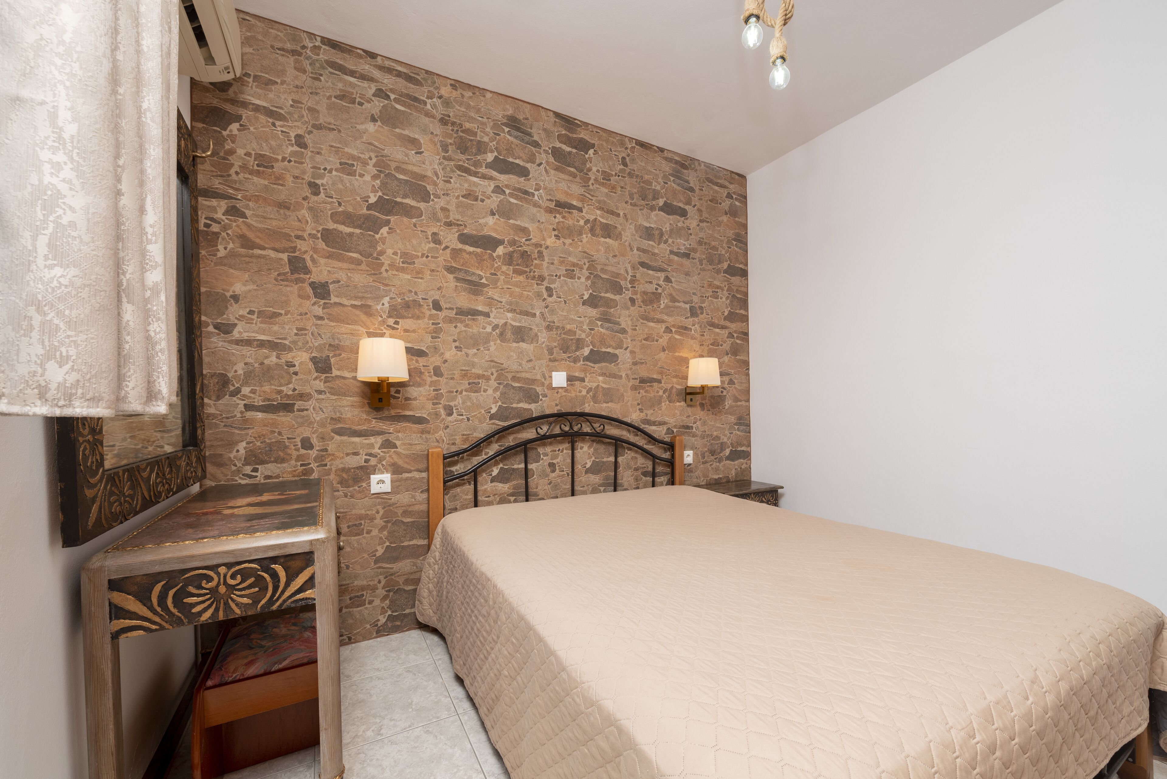 Cozy and spacious elevated house with sea view