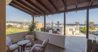 Acogedora y espaciosa casa elevada con vista al mar.