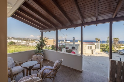 Cozy and spacious elevated house with sea view