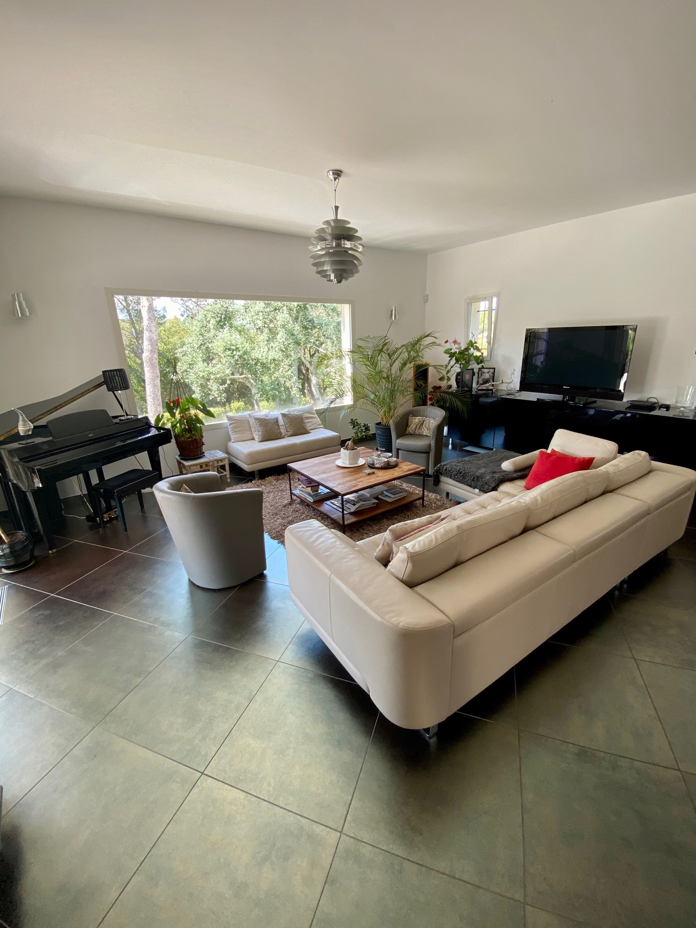 TV connectée, lecteur de DVD, baby-foot, table de tennis de table