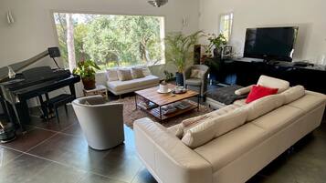 TV connectée, lecteur de DVD, baby-foot, table de tennis de table