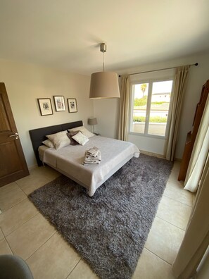4 bedrooms, desk, iron/ironing board, travel cot