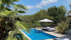 A swimming pool with lounge chairs and a pergola. - modern luxery home (Fréjus)