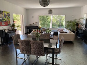 TV connectée, lecteur de DVD, baby-foot, table de tennis de table