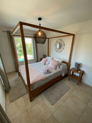 4 chambres, bureau, fer et planche à repasser, lit parapluie