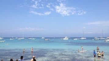 Chaises longues, serviettes de plage