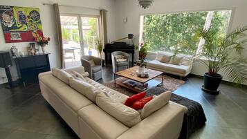 TV connectée, lecteur de DVD, baby-foot, table de tennis de table