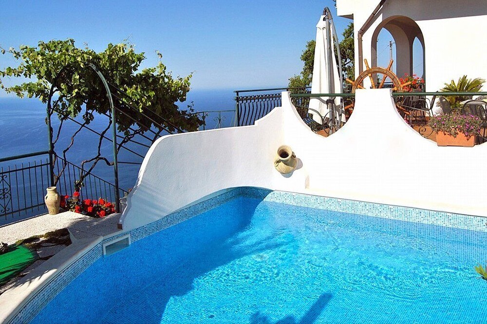 Casa Lolita A: A cozy apartment located on a hillside, facing the sea, with Free WI-FI.