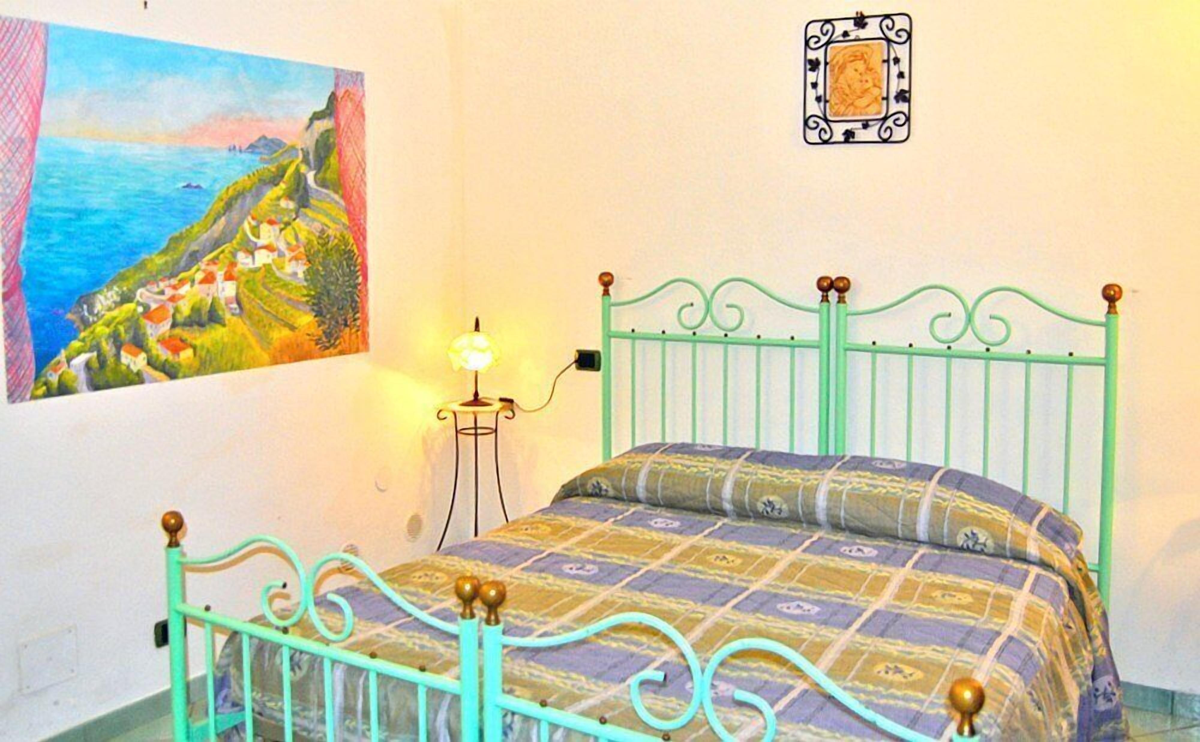 Casa Lolita A: A cozy apartment located on a hillside, facing the sea, with Free WI-FI.