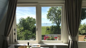 En matplats med ett bord, vinglas och en flaska vin av märket Hardly Sailing.