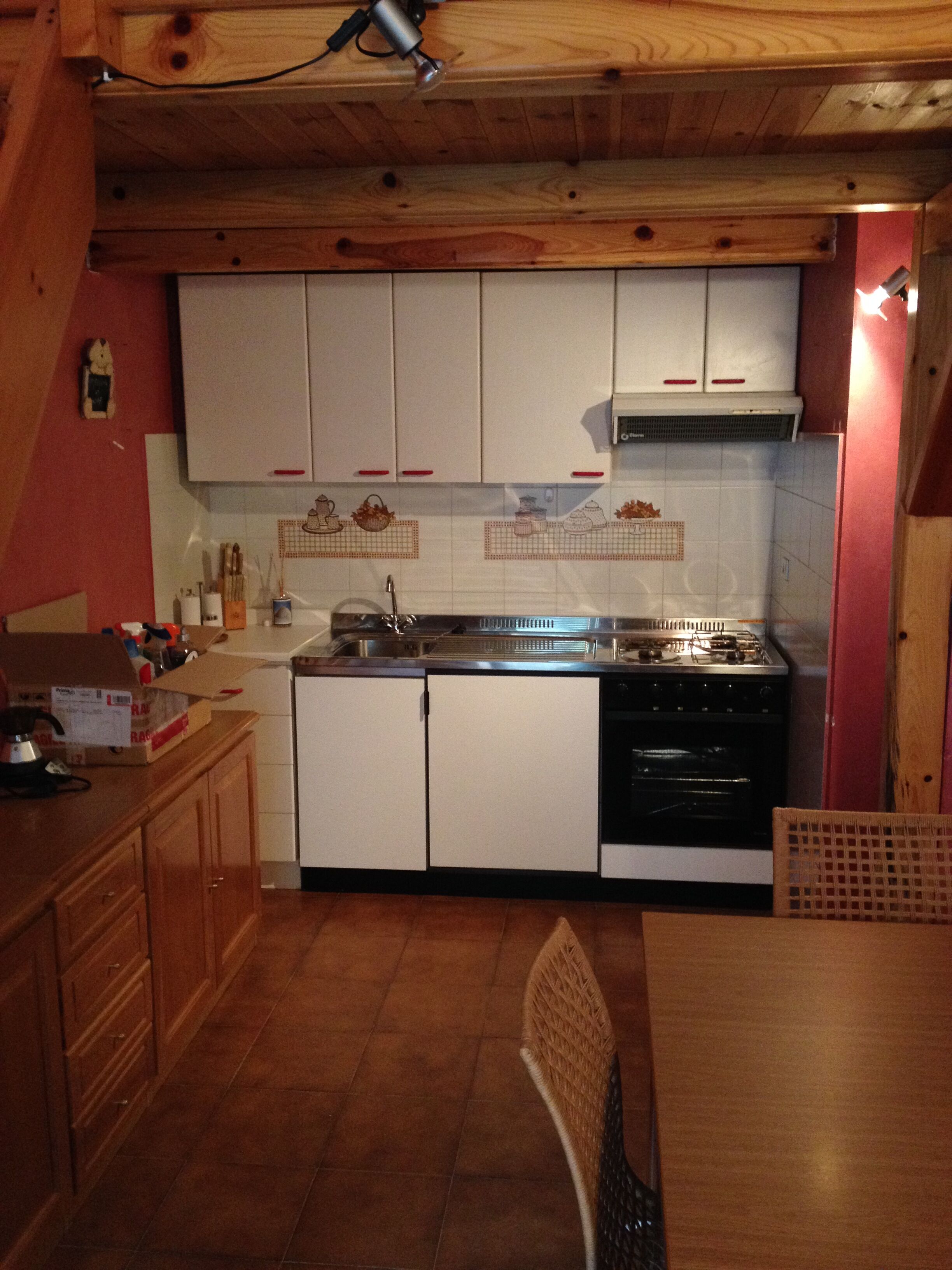 Jääkaappi, mikroaaltouuni, uuni, liesi