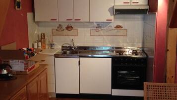 Frigorifero, microonde, forno, piano cottura