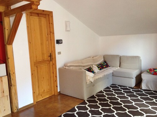 LÄMMÖN YHTEEN Huoneen asunto, jossa on kukkula 