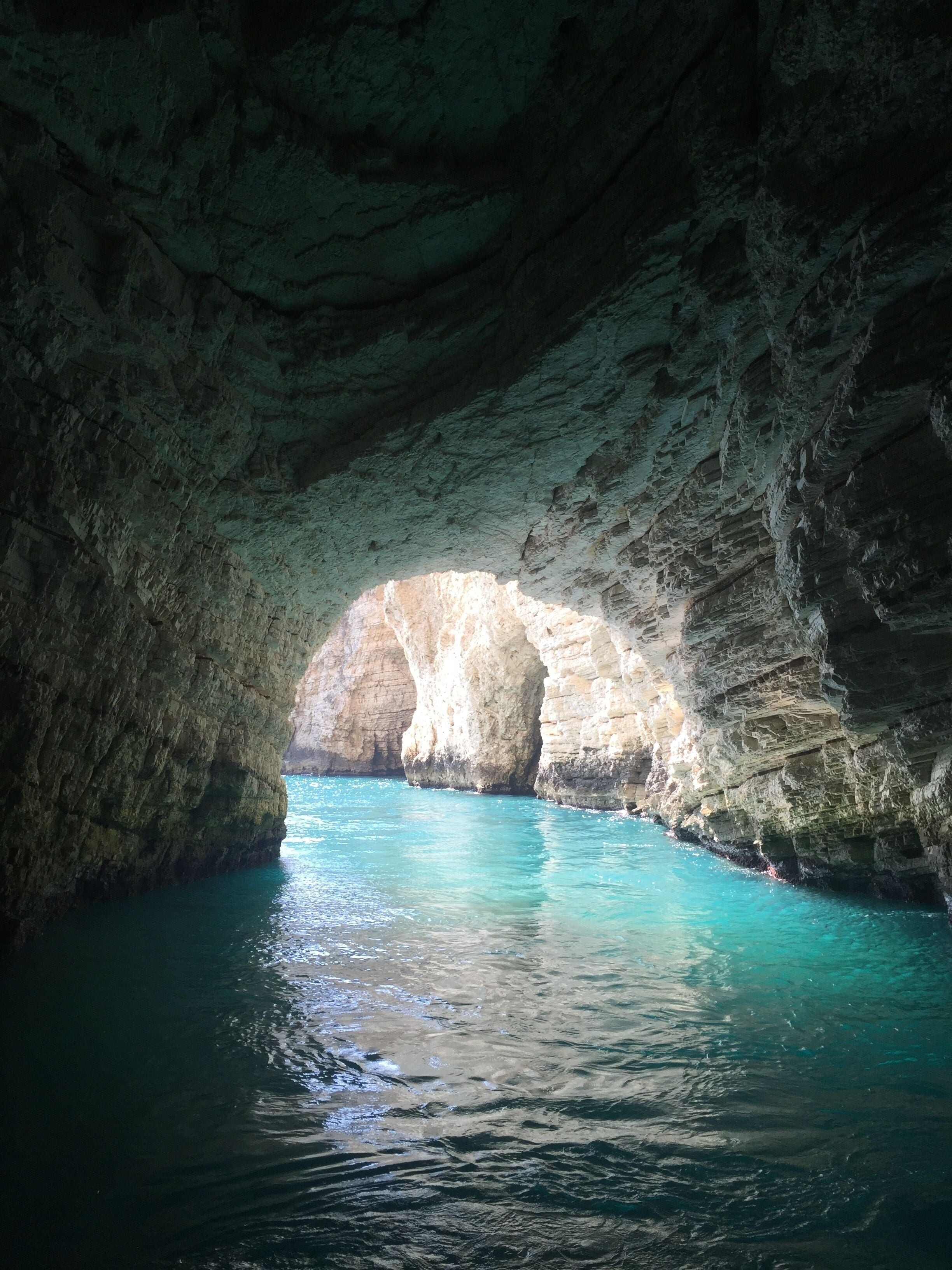 Formación natural de cueva con una masa de agua en su interior.