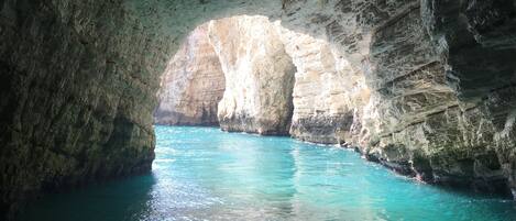Formación natural de cueva con una masa de agua en su interior.