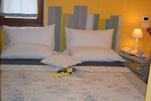 1 bedroom, travel crib, free WiFi - Charming apartment, with pool in countryside 1.200m from Town (Lazise)