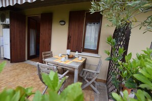Outdoor dining - Charming apartment, with pool in countryside 1.200m from Town (Lazise)