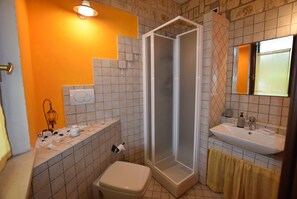 Shower, hair dryer, bidet, soap - Charming apartment, with pool in countryside 1.200m from Town (Lazise)