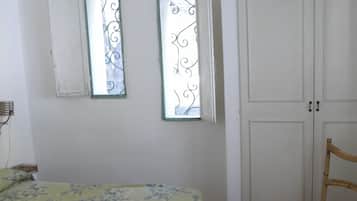 4 室のベッドルーム、アイロン / アイロン台、旅行用ベビーベッド、ベッドシーツ