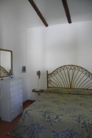 4 habitaciones, tabla de planchar con plancha y cuna de viaje 