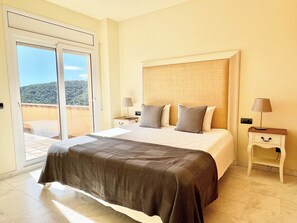 4 habitaciones, tabla de planchar con plancha y cuna de viaje 