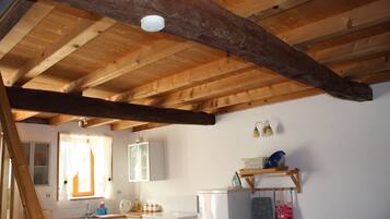 Een koelkast, een oven, een kookplaat, een vaatwasser