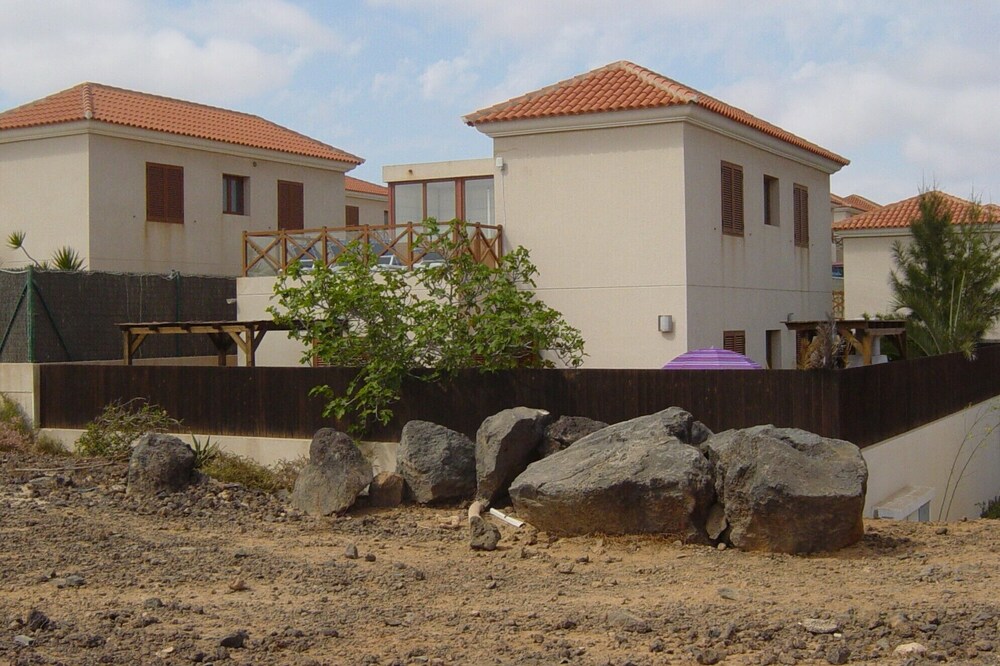 Detached Villa with Swimming pool, Barbecue, Air conditioning and Pool table
