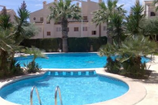 Piscine avec 2 chambres attachés, pour adultes et enfants