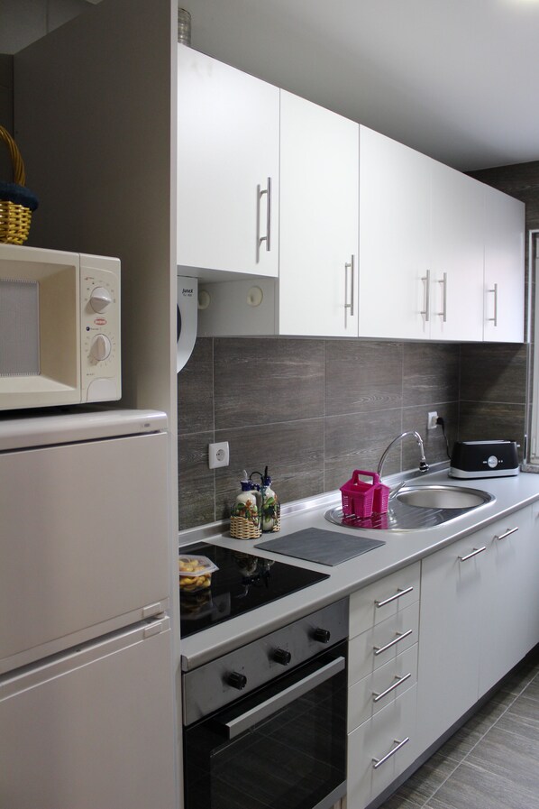 ثلاجة، ميكروويف، فرن، موقد طهي مسطح