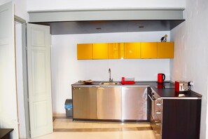 Refrigerador, horno, parrilla de estufa y cafetera y tetera 