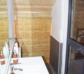 Dusche, kostenlose Toilettenartikel, Haartrockner, Handtücher