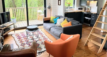 Flora ist ein gut ausgestattetes Blockhaus im skandinavischen Stil mit Holzofen