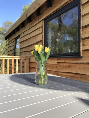 Terrace/patio - Flora is a Well equipped, Scandinavian style log cabin with wood fired hot tub (Taynuilt)