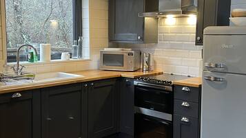 Fridge, microwave, dishwasher, coffee/tea maker