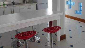 Jääkaappi, mikroaaltouuni, liesi, astianpesukone