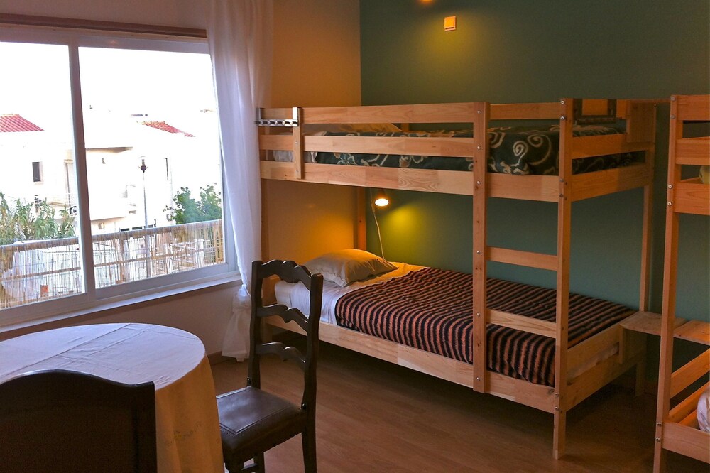 6 Bed dorm: Ericeira Chill Hill Hostel & Private Rooms (RNAL Nº 4514 / AL)