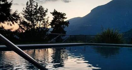 Amongst Mediterranean perfumes and colors W/pool, garden, private parking