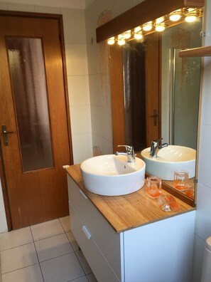 Tina con regadera, secadora de cabello, bidet, toallas