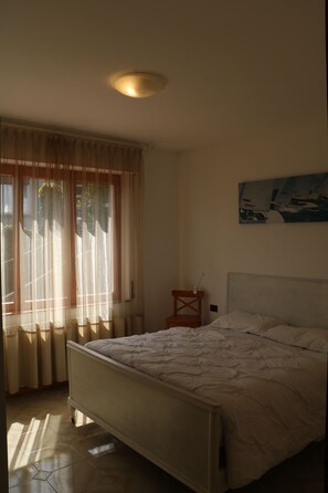 2 habitaciones, tabla de planchar con plancha y cuna de viaje
