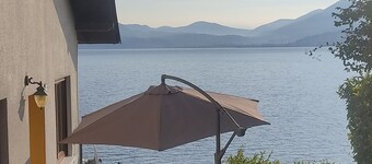 hus med privat terrasse og vakker utsikt over innsjøen