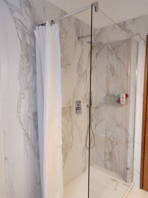 Ensemble douche/baignoire, sèche-cheveux, bidet, serviettes fournies