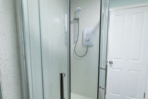Shower, hair dryer, towels, toilet paper - Central Lerwick holiday apartment (Lerwick)